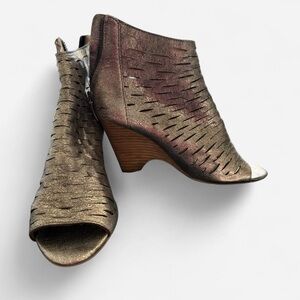 Steve Madden Size 8 Bronze Cut-Out Ankle Booties